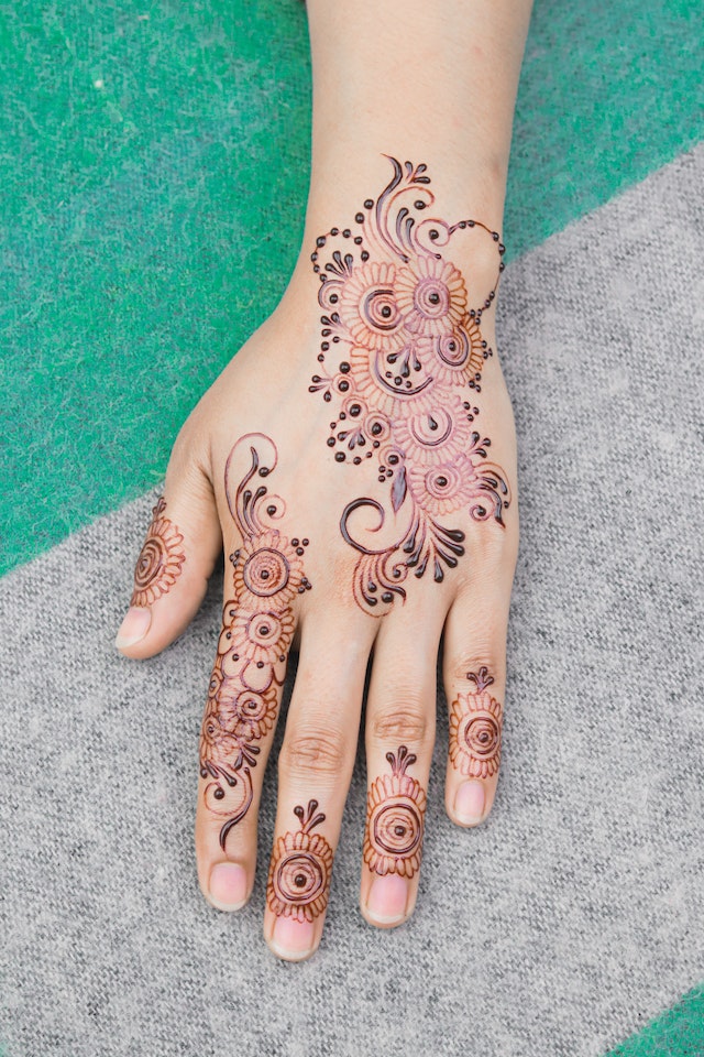 finger mehndi design